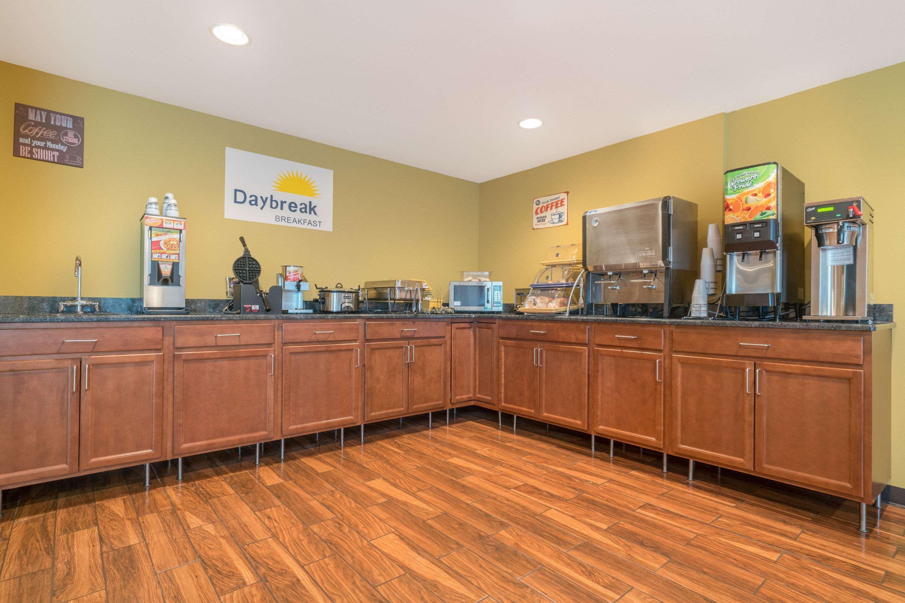 Days Inn & Suites By Wyndham Rochester South Buitenkant foto