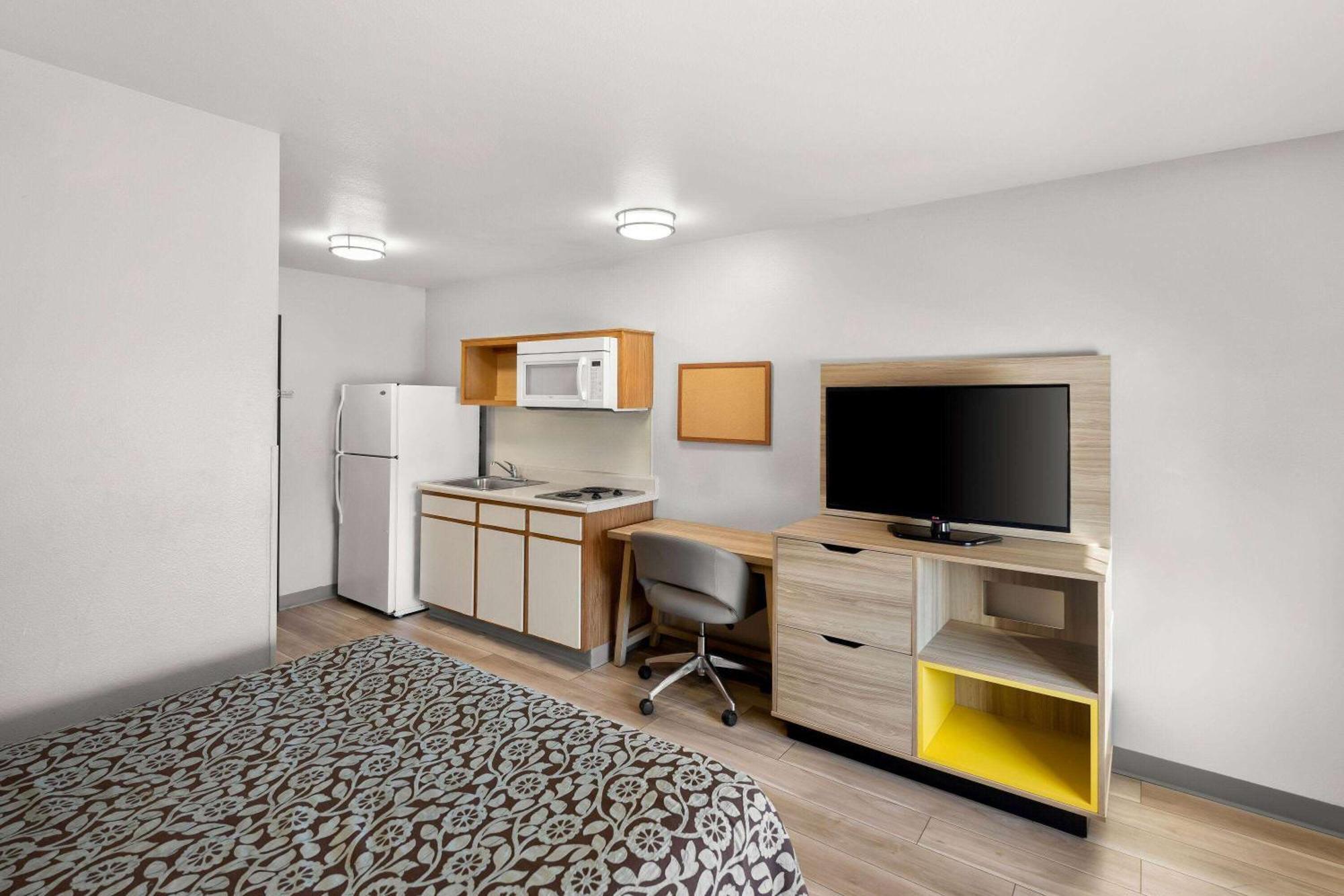 Days Inn & Suites By Wyndham Rochester South Buitenkant foto