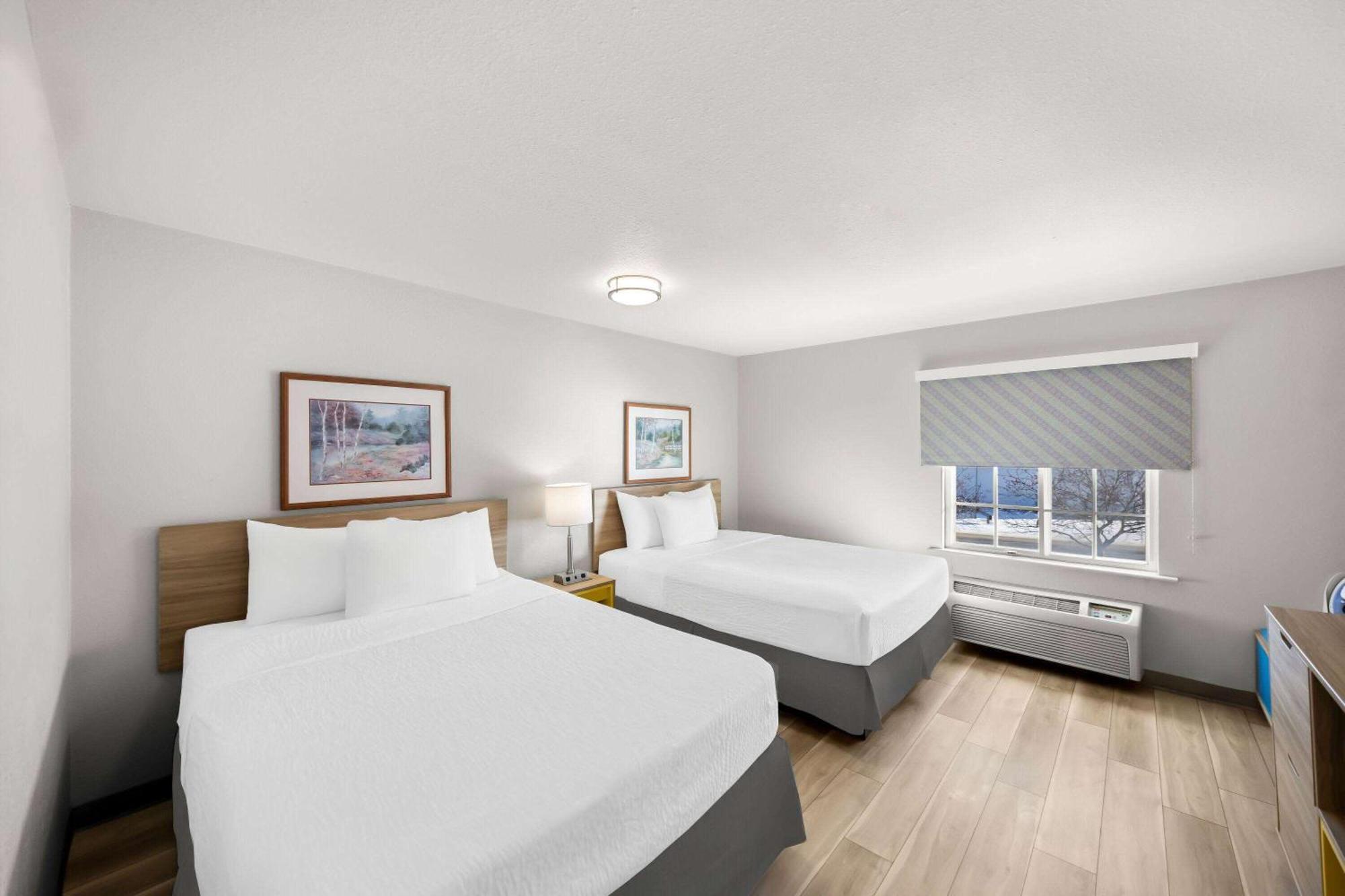 Days Inn & Suites By Wyndham Rochester South Buitenkant foto