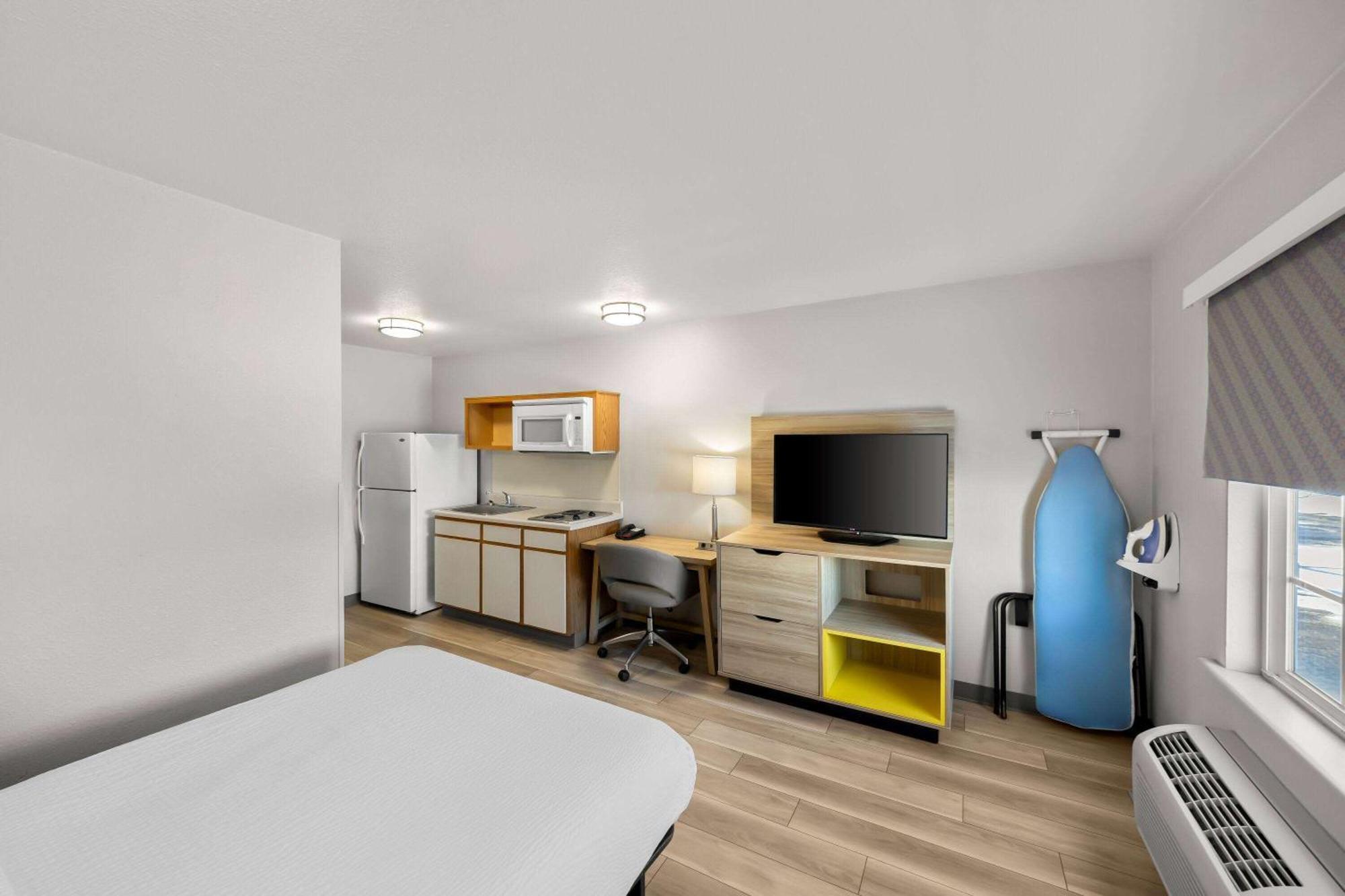 Days Inn & Suites By Wyndham Rochester South Buitenkant foto