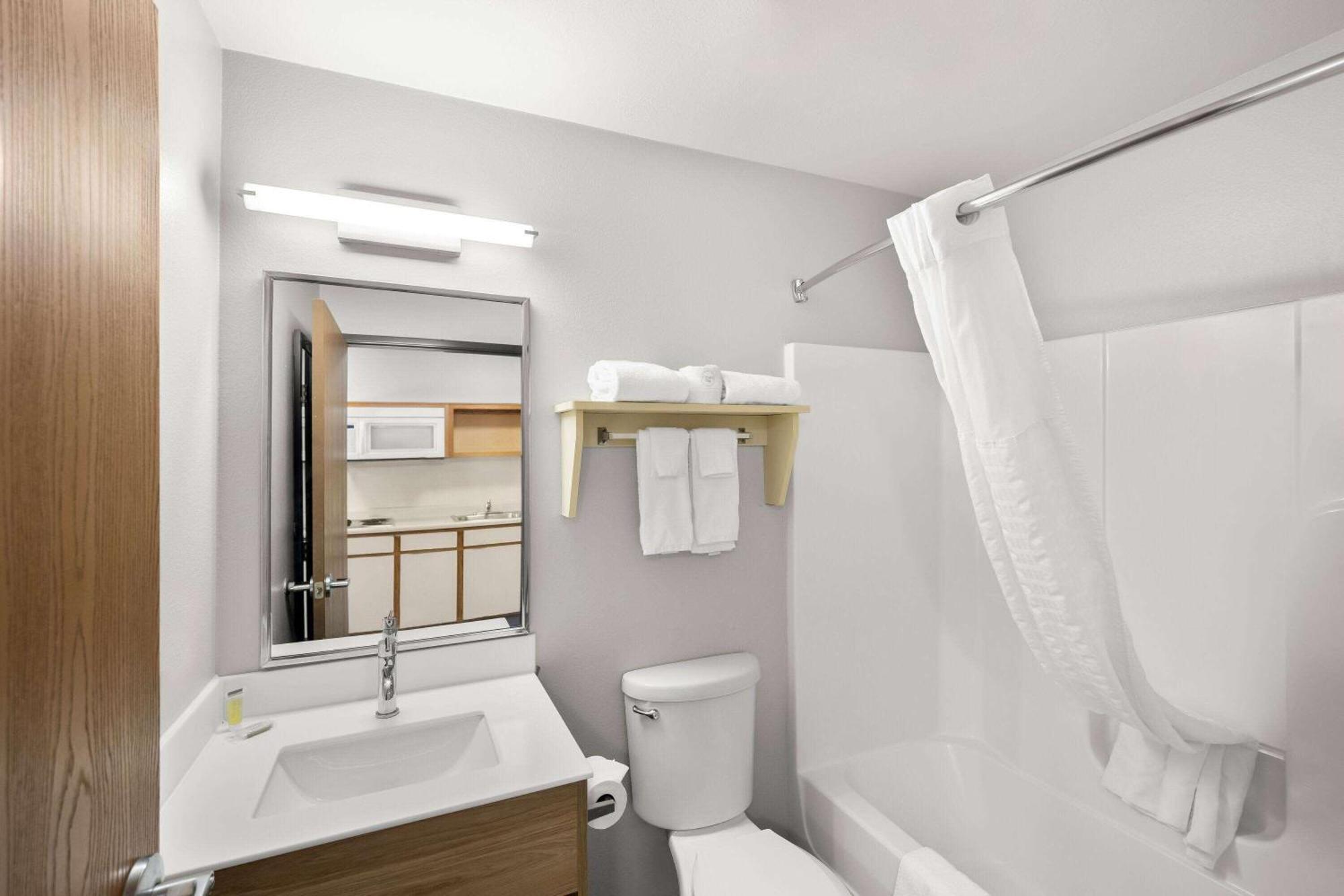 Days Inn & Suites By Wyndham Rochester South Buitenkant foto