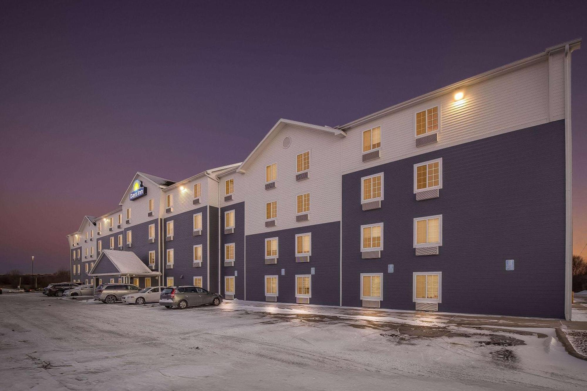 Days Inn & Suites By Wyndham Rochester South Buitenkant foto