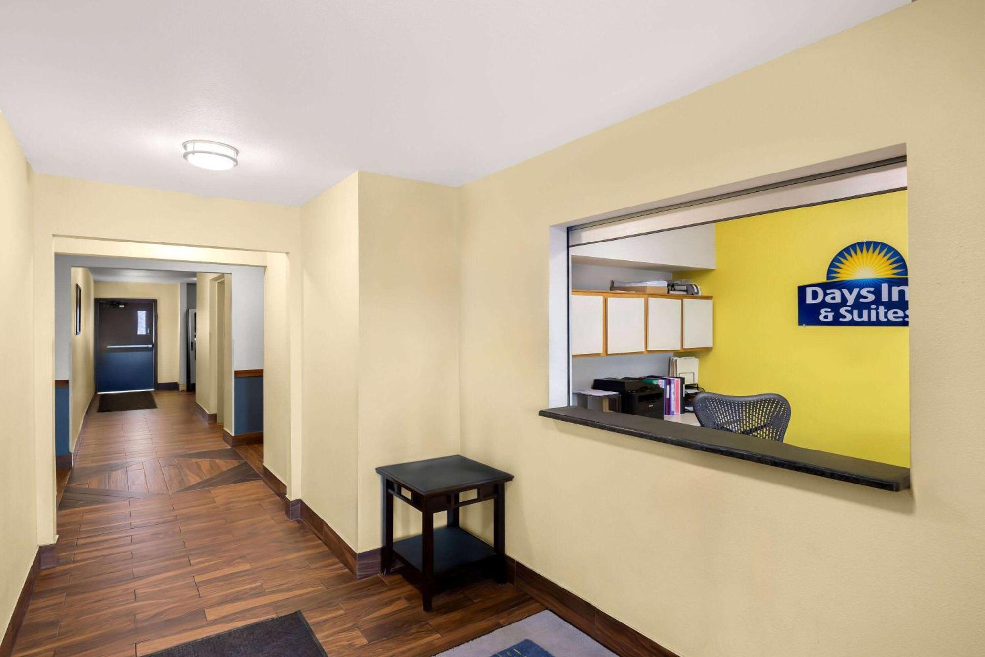 Days Inn & Suites By Wyndham Rochester South Buitenkant foto
