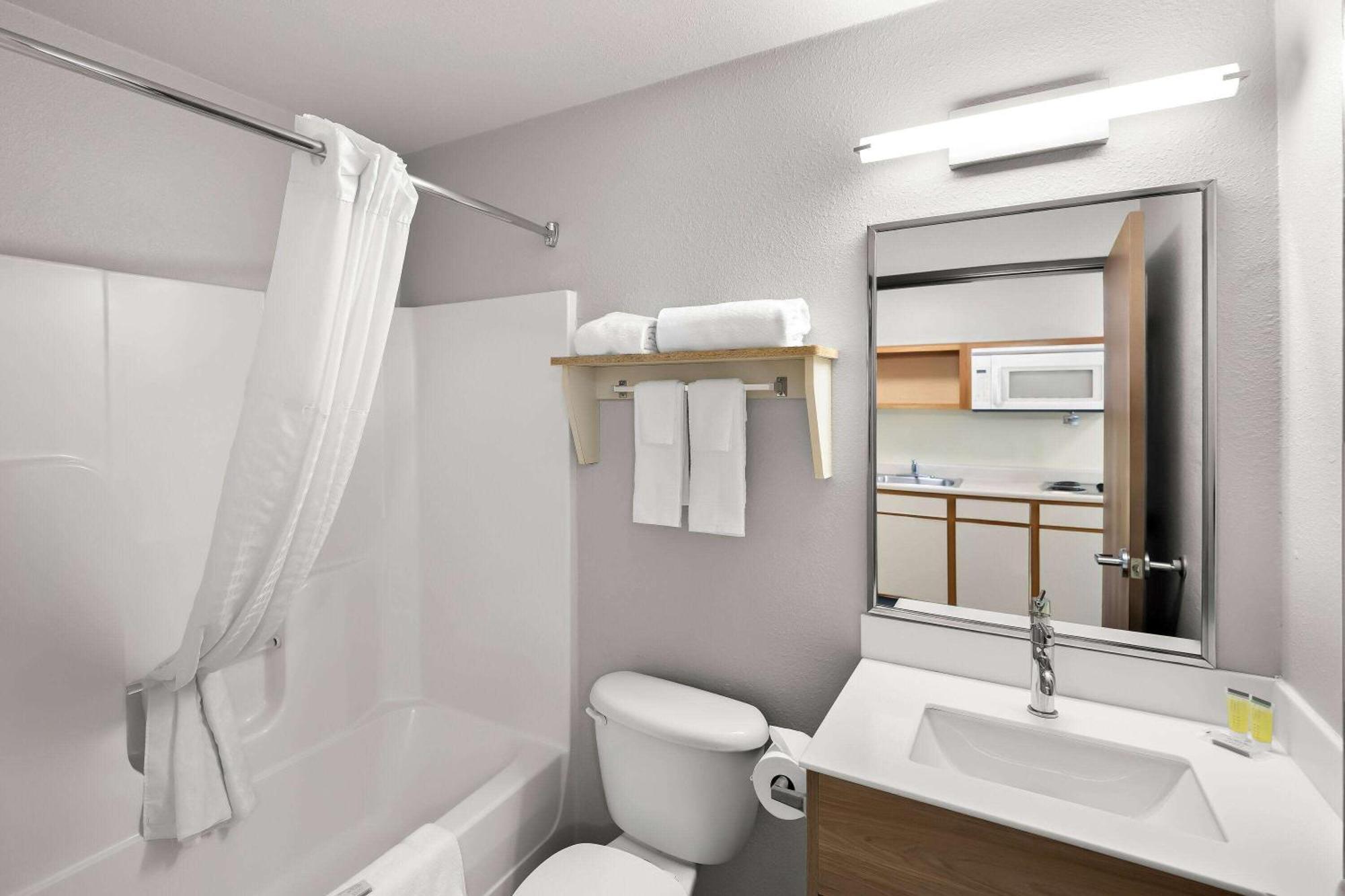Days Inn & Suites By Wyndham Rochester South Buitenkant foto