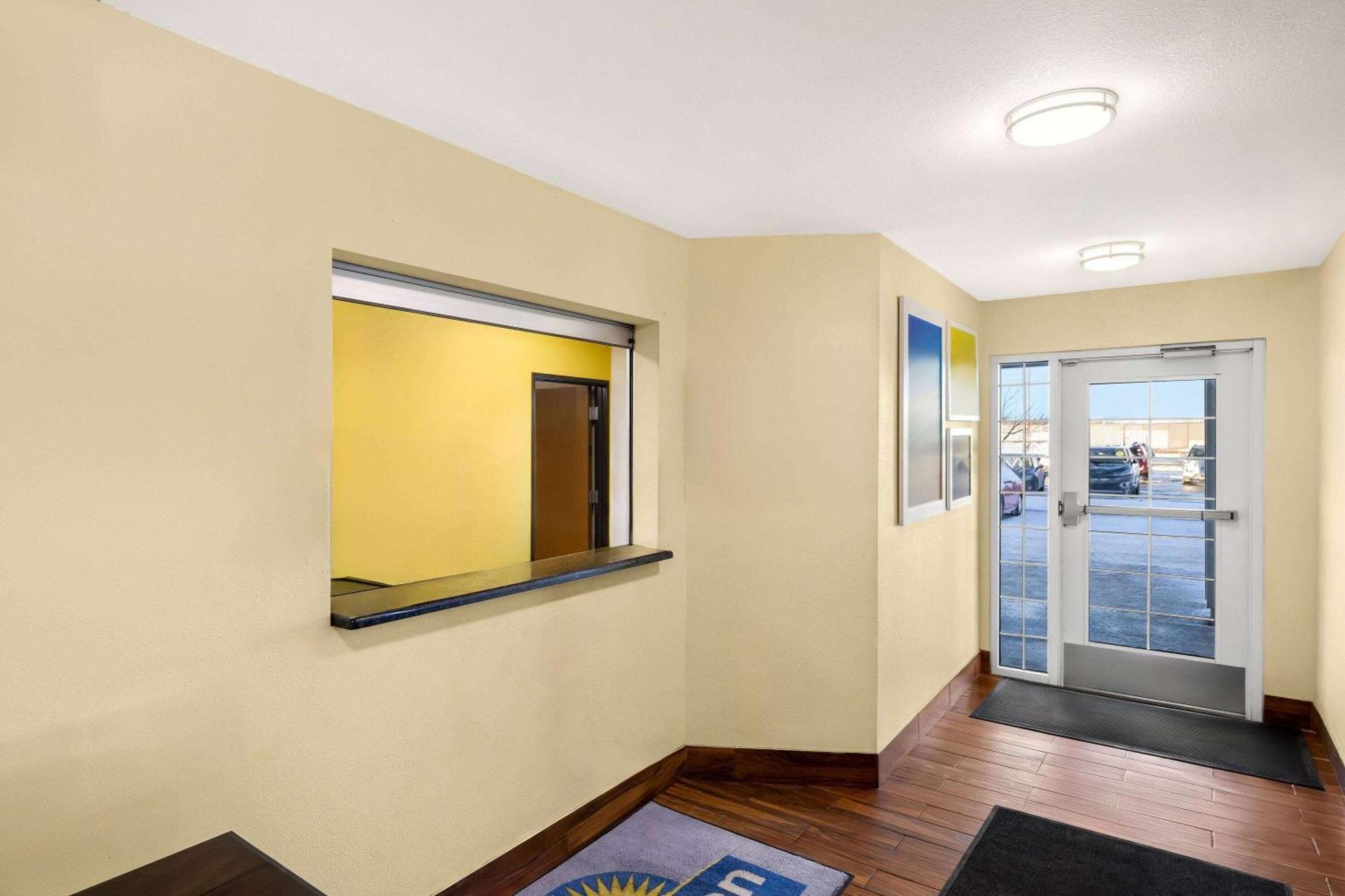 Days Inn & Suites By Wyndham Rochester South Buitenkant foto