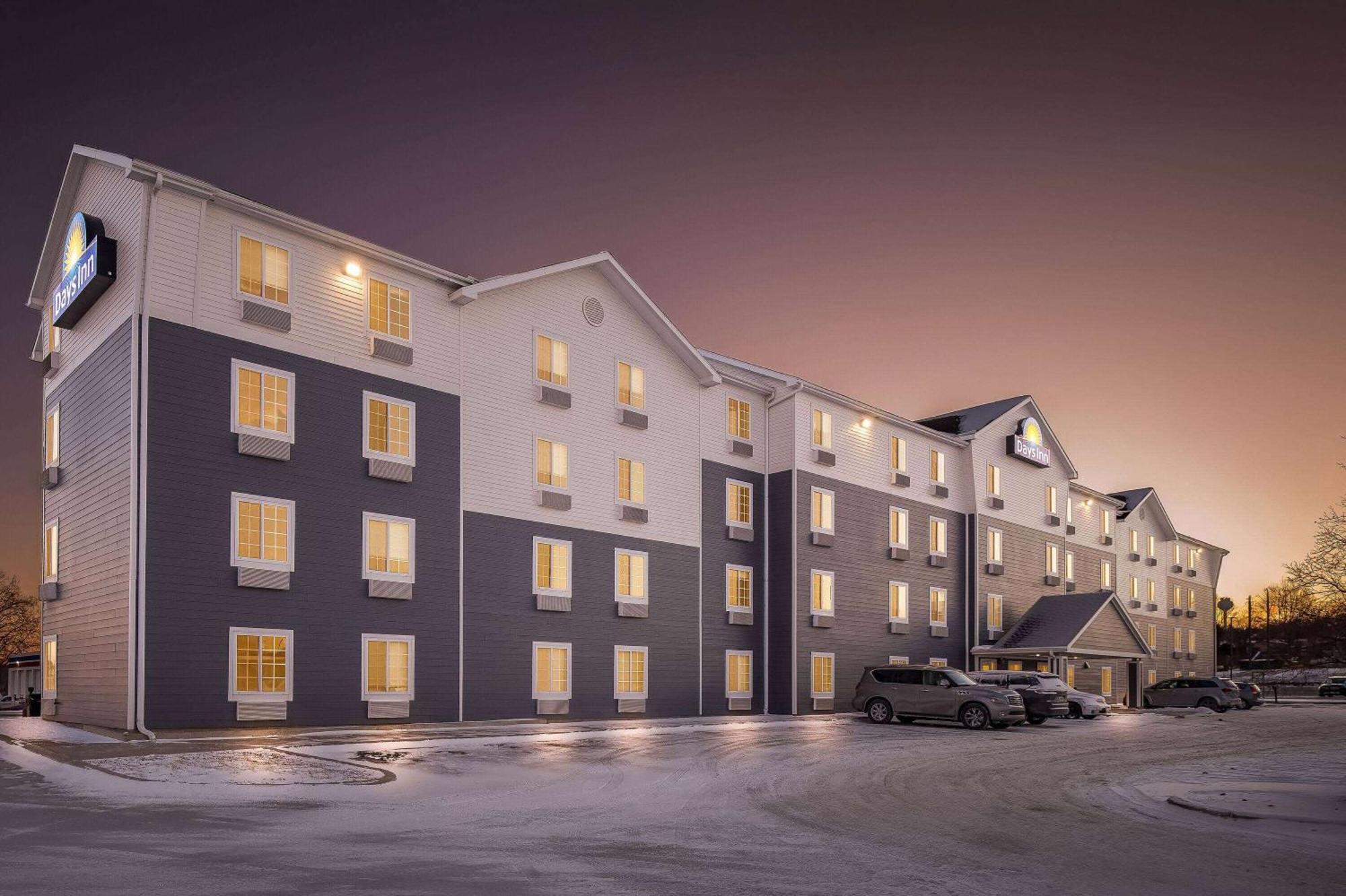 Days Inn & Suites By Wyndham Rochester South Buitenkant foto
