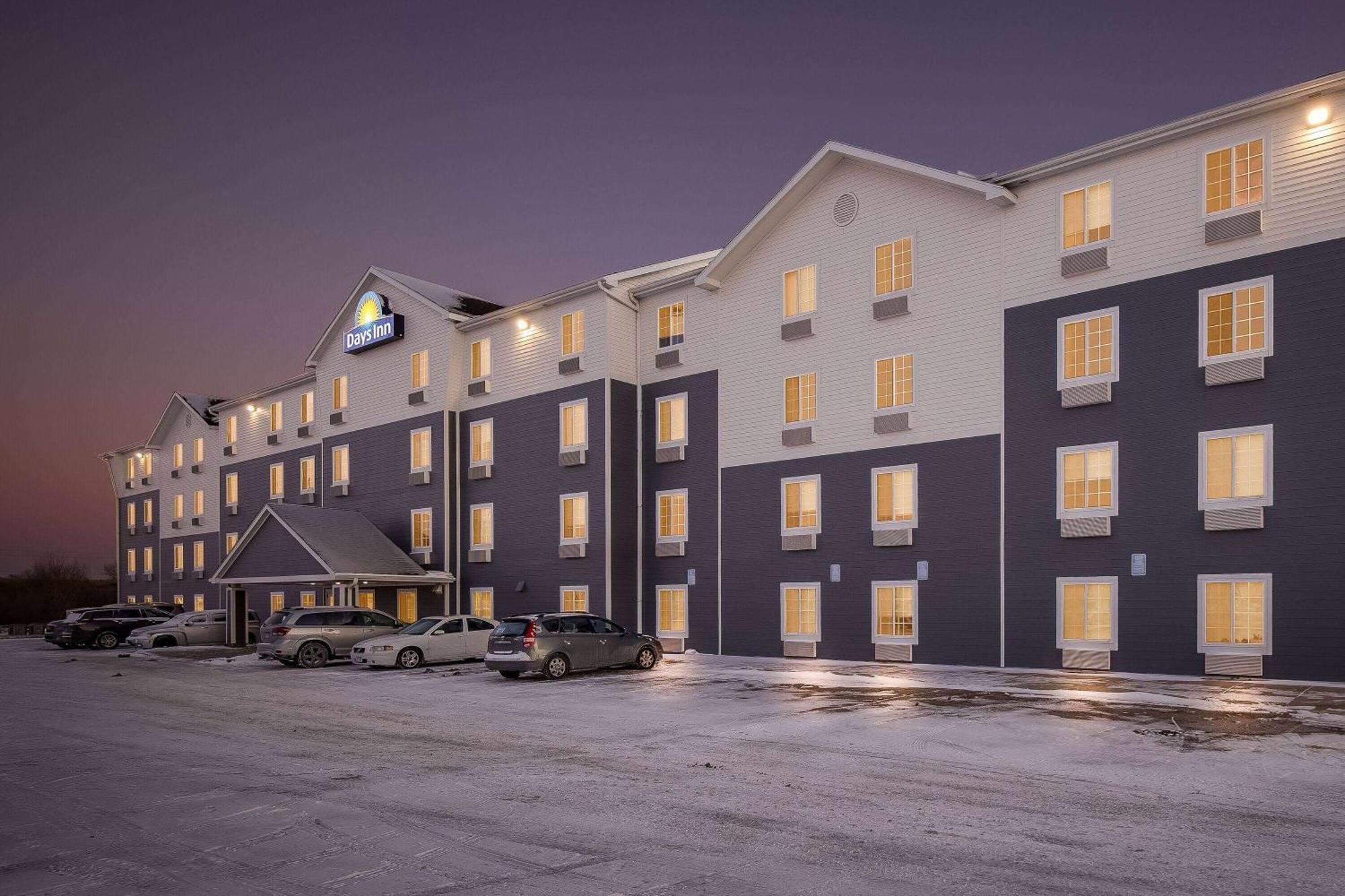 Days Inn & Suites By Wyndham Rochester South Buitenkant foto