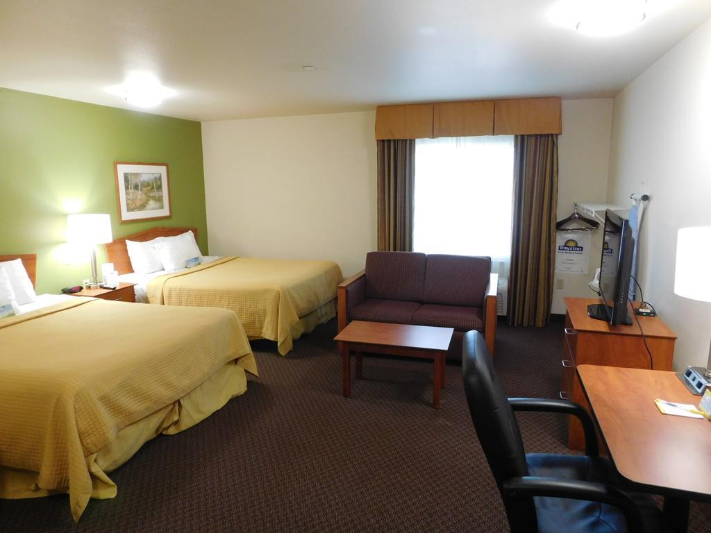 Days Inn & Suites By Wyndham Rochester South Buitenkant foto
