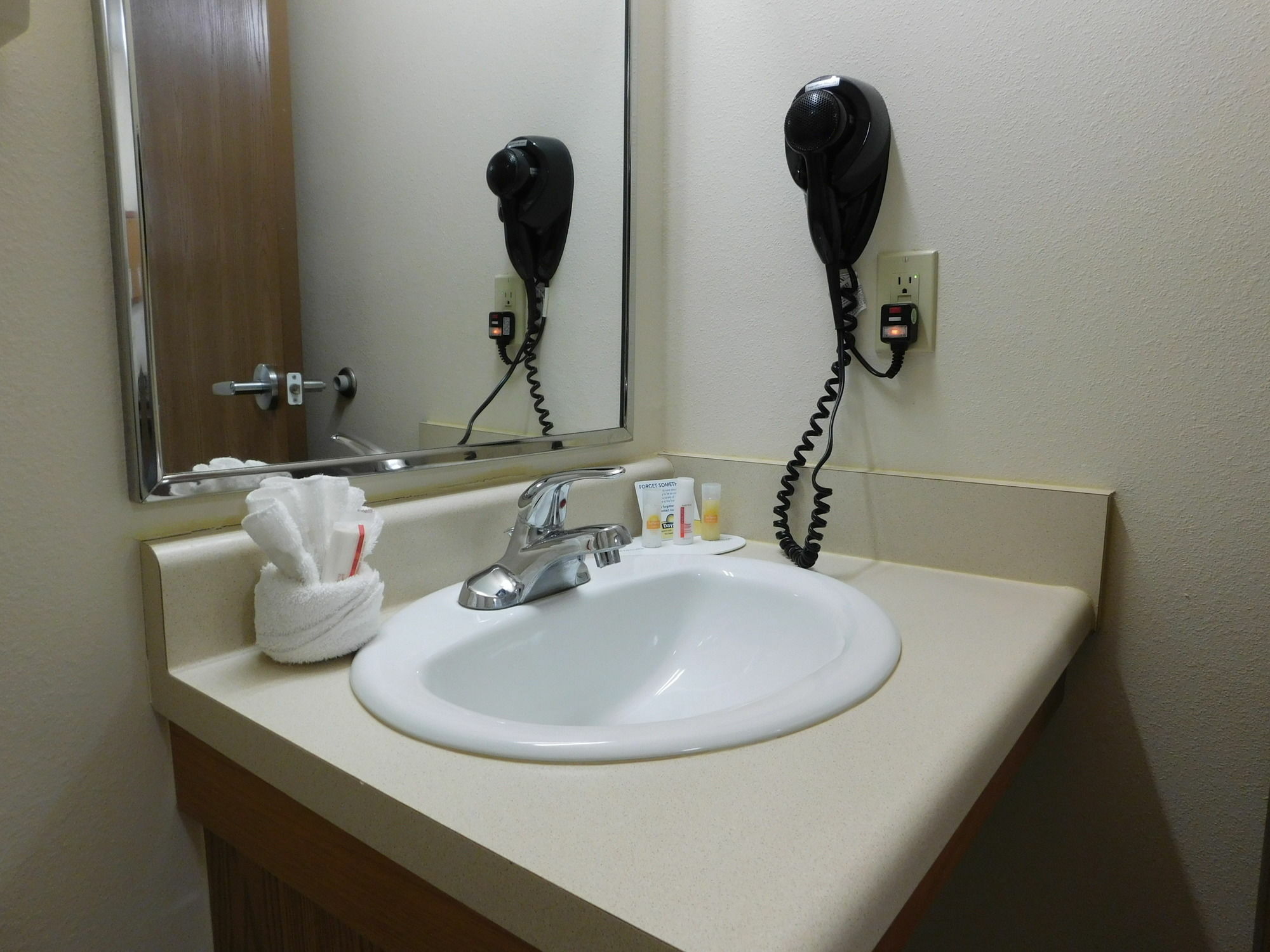 Days Inn & Suites By Wyndham Rochester South Buitenkant foto