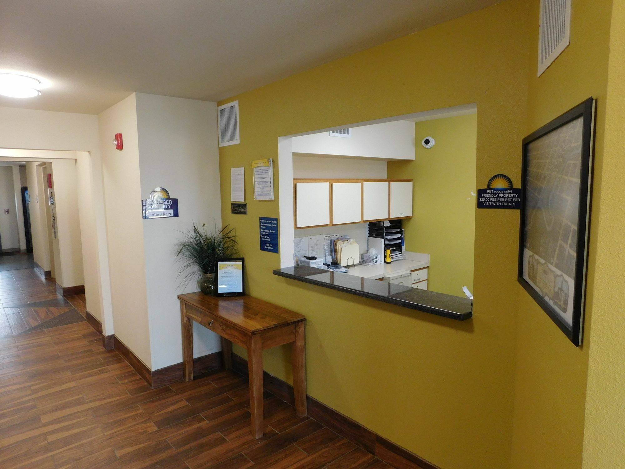 Days Inn & Suites By Wyndham Rochester South Buitenkant foto