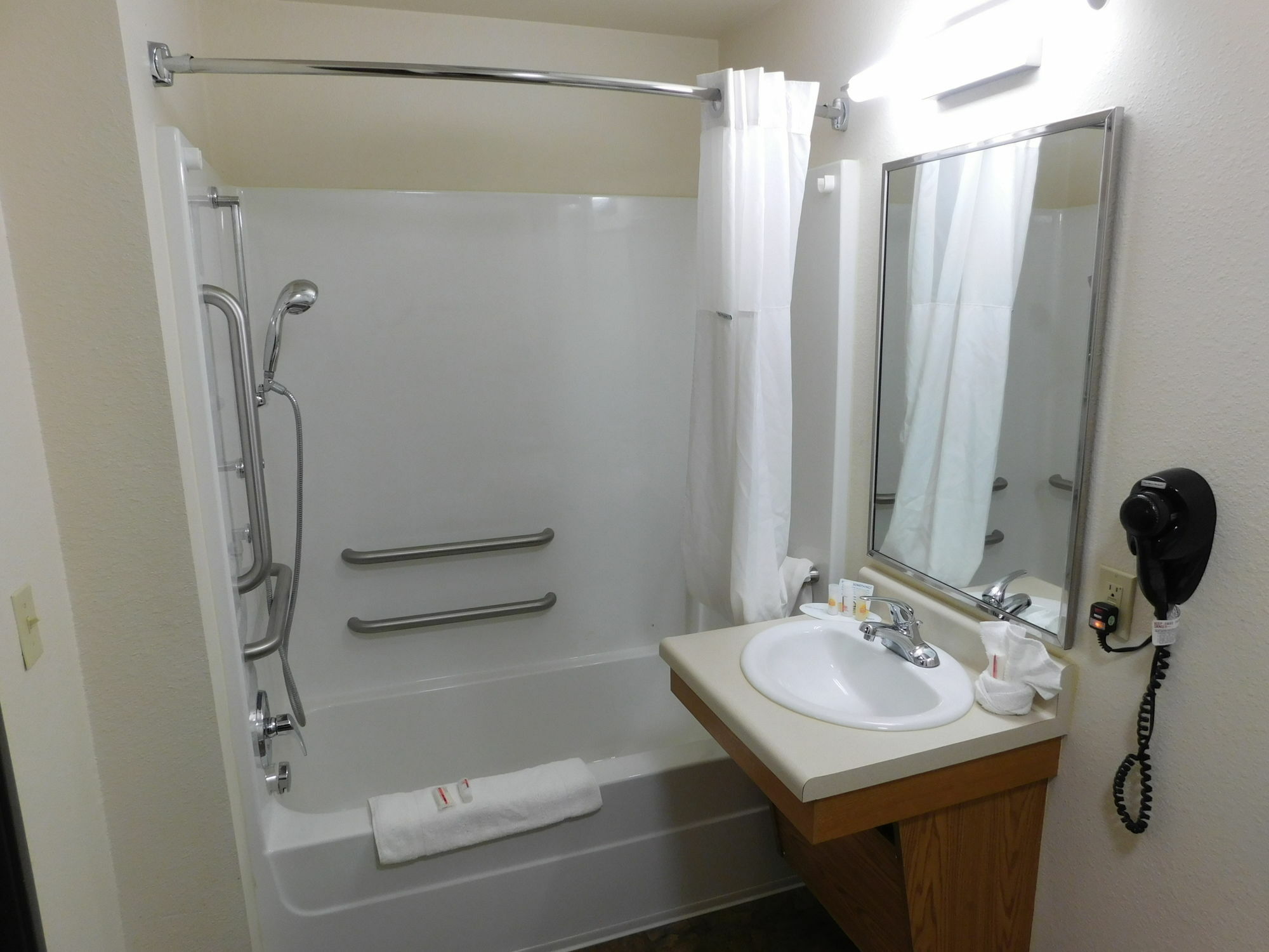 Days Inn & Suites By Wyndham Rochester South Buitenkant foto