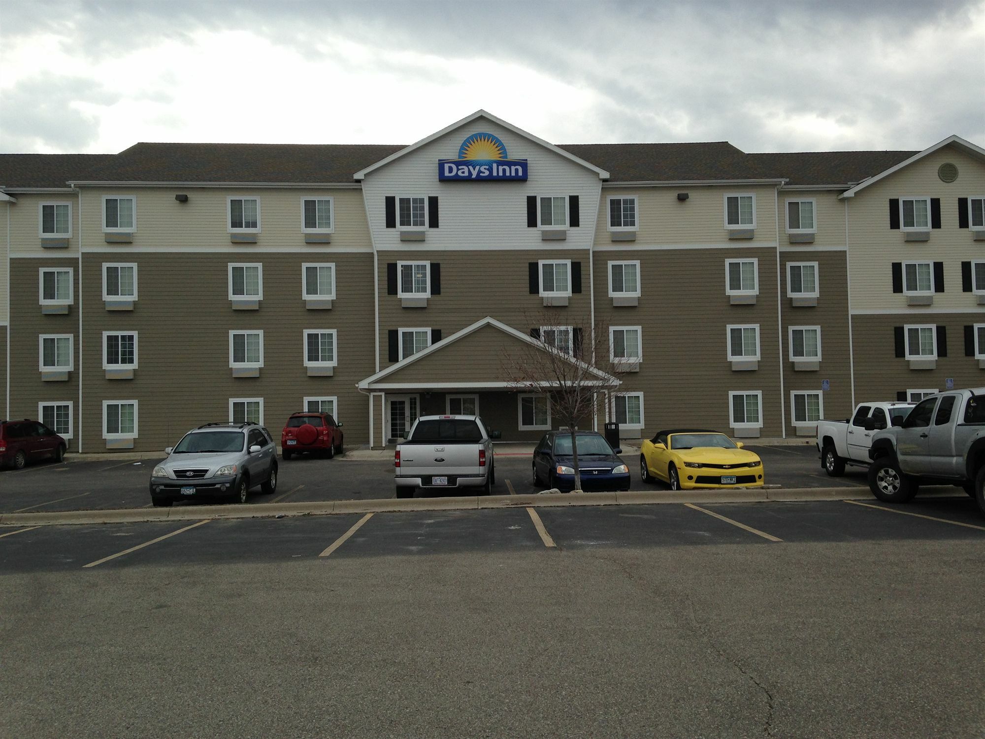 Days Inn & Suites By Wyndham Rochester South Buitenkant foto